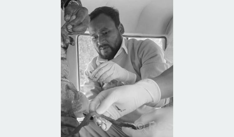 गुडिरहेको एम्बुलेन्सभित्रै चिकित्सकले उपचार गरेपछि...