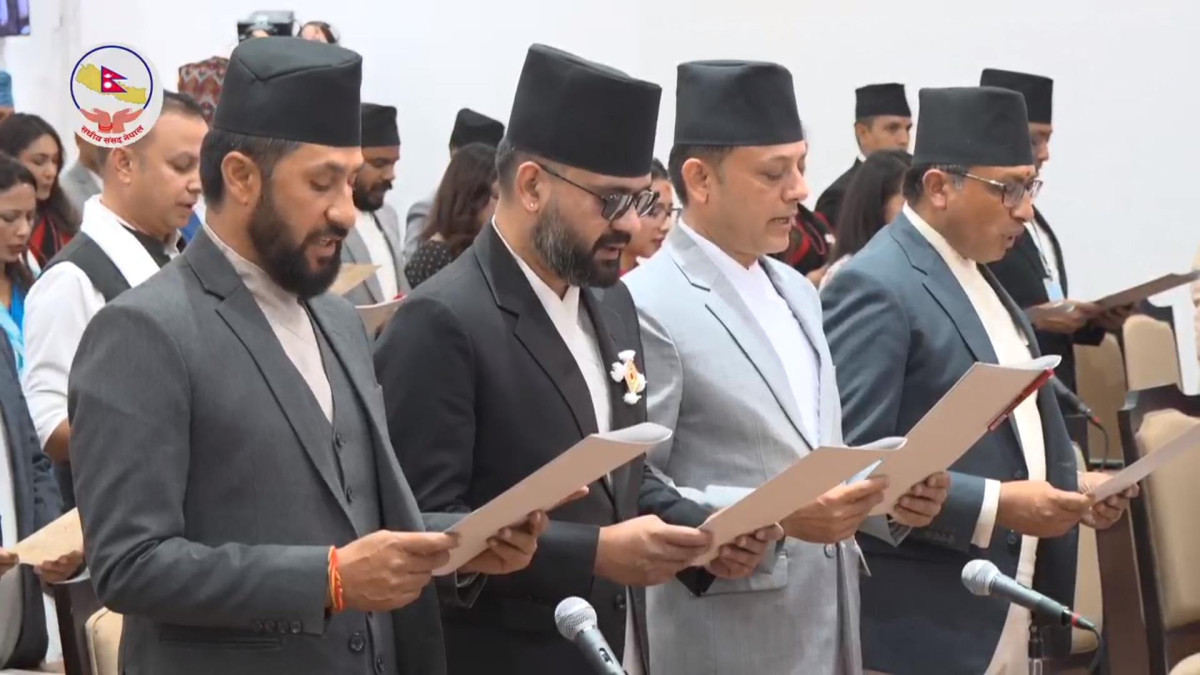नवनिर्वाचित सांसदहरुले लिए शपथ