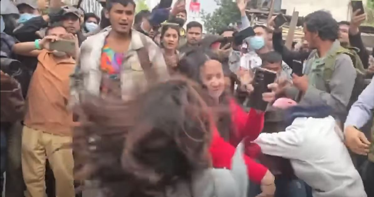 माइतीघरमा एमाले नेता बिरुद्ध अनशन बसेकी महिला र प्रदर्शनमा आएको महिलाको भुतालाभुताल