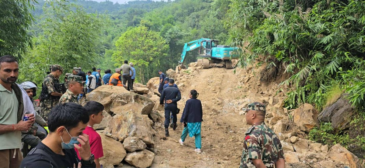 मेची राजमार्गमा पुनः पहिरो, सडक अवरुद्ध