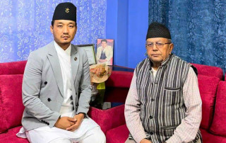 गृहमन्त्रीद्वारा एमाले कार्यकर्ताबाट दुर्व्यवहारमा परेका वृद्धसँग भेट