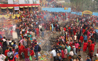 आमाको मुख हेर्ने दिन आजः मातातीर्थ कुण्डमा भक्तजनको घुइँचो