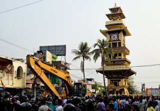 वीरगन्जमा आइतबार बिहानै चल्यो डोजर