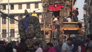 रातो मत्स्येन्द्रनाथको पूजा गर्नेहरुको भीड