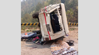 स्वर्गद्वारी जाँदै गरेको तीर्थयात्री सवार जिप दुर्घटना: एक बालकको मृत्यु, २१ घाइते