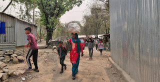 सरकारले भत्काउने त्रास, थापाथलीका सुकुम्वासी आफैँले निकाल्न थाले सामान