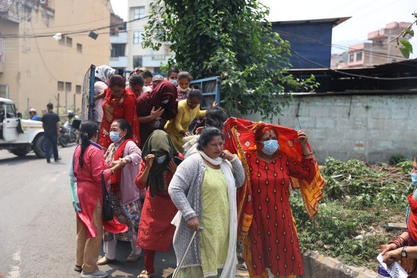 डोजर नचलाउन माग गर्दै सुकुमबासीद्वारा रास्वपा कार्यालय घेराउ (तस्बिरहरू)