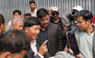 थापाथलीको सुकुम्वासी बस्तीमा सांसद आरेन राई: "हामी सुकुम्वासीकै पक्षमा छौँ"