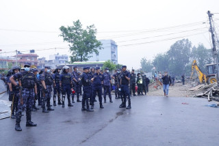 डोजर चलेको सुकुमबासी बस्तीमा पुगे आईजीपी कार्की
