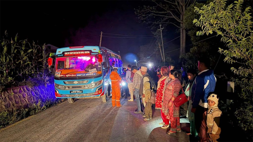 बीपी राजमार्गमा लापरबाही गरेर माइक्रो बस चलाउने ५ चालक प्रहरी नियन्त्रणमा