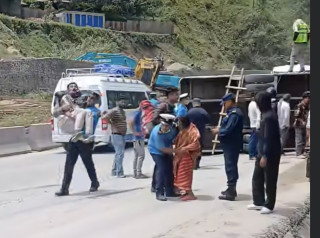 धादिङमा बस दुर्घटना, ११ जना घाइते