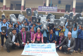 हिमालयन लाइफद्वारा ४०९ जना विद्यार्थीलाई स्कुल ब्याग हस्तान्तरण