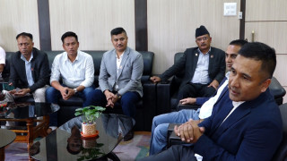 काम रोकेका निर्माण व्यवसायीले विकास मन्त्रालयका सचिवलाई बुझाए ज्ञापनपत्र