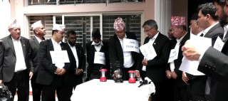 कानुन व्यवसायीले गरे दिउँसै लालटिन बालेर अनौठो विरोध प्रदर्शन