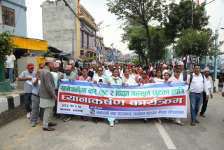 खानेपानी र विद्युत महशुल छुटको माग राखेर प्रदर्शन (तस्बिरसहित)