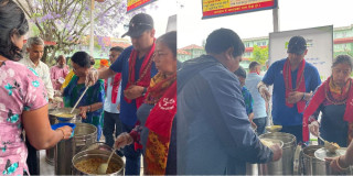 कामना सेवा विकास बैंकद्वारा शहिद गंगालाल राष्ट्रिय हृदय केन्द्रमा भोजन वितरण