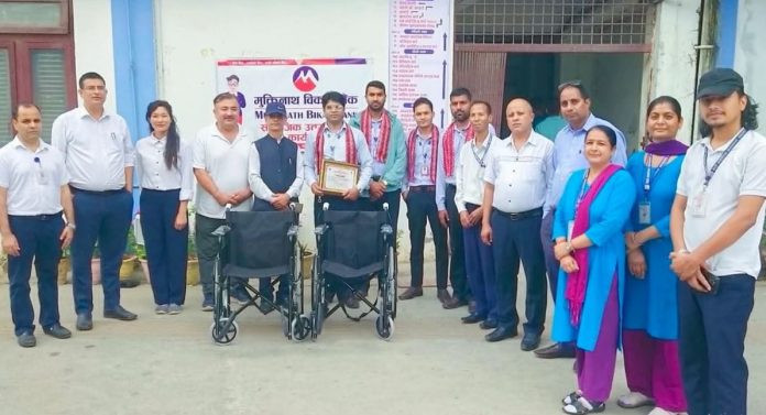 मुक्तिनाथ विकास बैंकद्वारा विभिन्न संस्थाहरुलाई व्हीलचेयर प्रदान