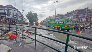पोखरामा दुई दिनदेखि उठेन फोहोर, विहीबारको वर्षाले सडकभरि दुर्गन्ध