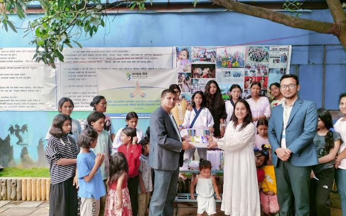 कामना सेवा विकास बैंकद्वारा “हाम्रो बाल संरक्षण धरोहर नेपाल” लाई शैक्षिक सामग्री वितरण