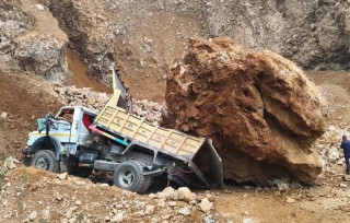 धादिङमा टिपरमाथि ढुंगा खस्दा चालकको मृत्यु