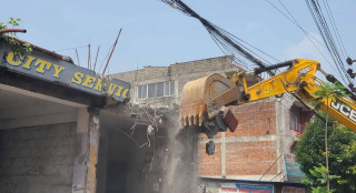 फिर्केखोला मिचेर बनाइएका संरचनामा चल्यो पोखरा महानगरको डोजर