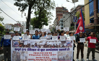 ईपीएसमार्फत कोरिया जान प्रतीक्षारत युवाहरूको माइतीघरमा प्रदर्शन, तस्बिरहरु