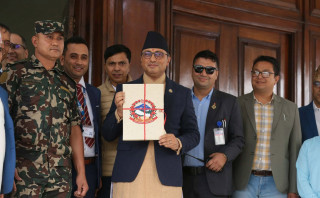 बजेट बोकेर मन्त्रिपरिषद् बैठकमा अर्थमन्त्री  स्वर्णिम वाग्ले