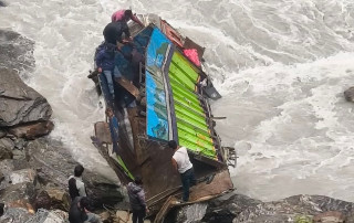 मनाङको खोत्रोमा ट्रक दुर्घटना, २ जना घाइते