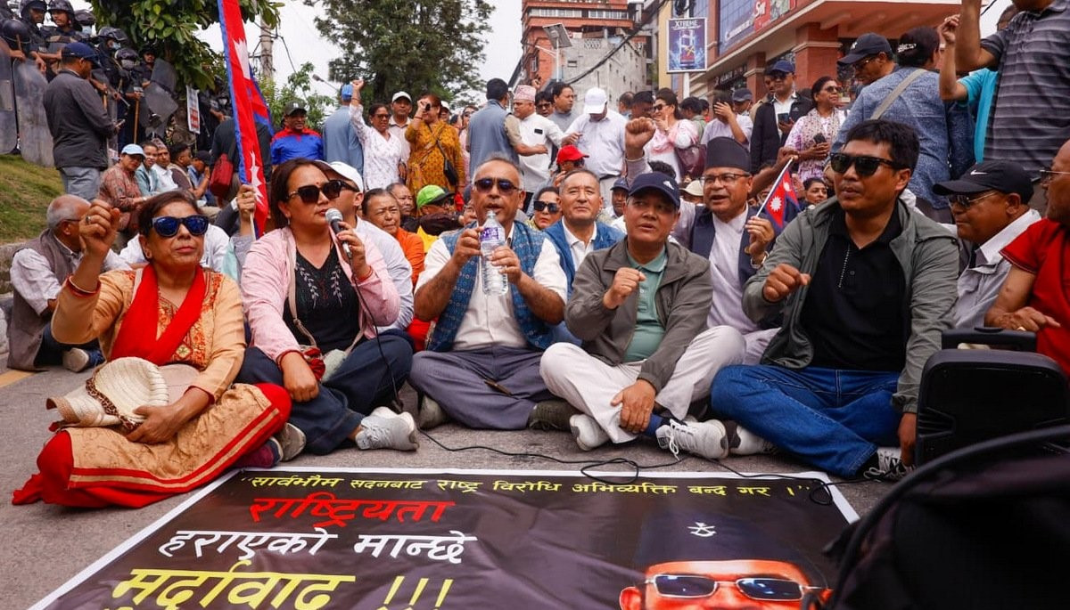 प्रधानमन्त्रीको राजीनामा माग्दै सडकमा उत्रियो एमाले