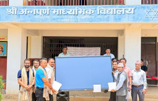 प्रभु बैंकद्वारा विद्यालयलाई स्मार्ट बोर्ड हस्तान्तरण