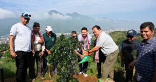 स्ट्याण्डर्ड चार्टर्ड बैंकद्वारा आदिनाथ सामुदायिक वनमा वृक्षरोपण