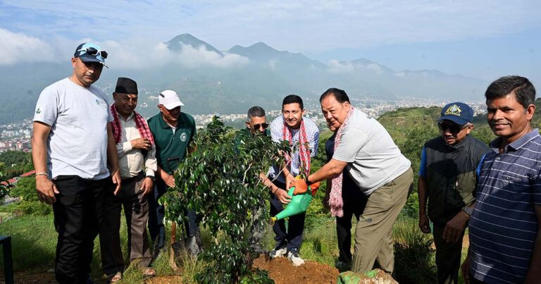 स्ट्याण्डर्ड चार्टर्ड बैंकद्वारा आदिनाथ सामुदायिक वनमा वृक्षरोपण