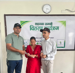 कामना सेवा विकास बैंकद्वारा दृष्टिविहीनलाई सेतो छडी वितरण