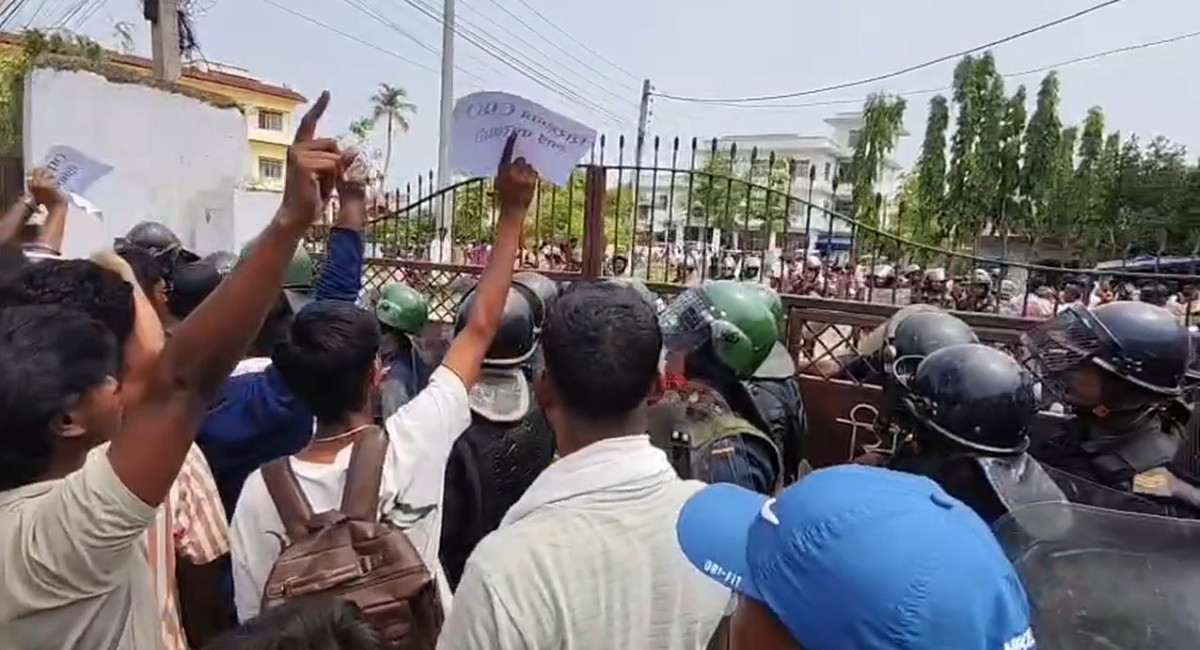 परीक्षामा जफत गरेको मोबाइल नष्ट गरेको विरोधमा कार्यालय घेराउ गर्दै प्रदर्शन