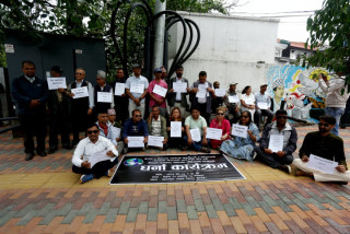 मिडियाविरोधी सरकारी नीति खारेजीको माग गर्दै प्रदर्शन (तस्बिरहरु)