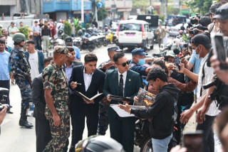 धर्नामा बसेकालाई भेट्न माईतीघरमा पुगे गृहमन्त्री गुरुङ