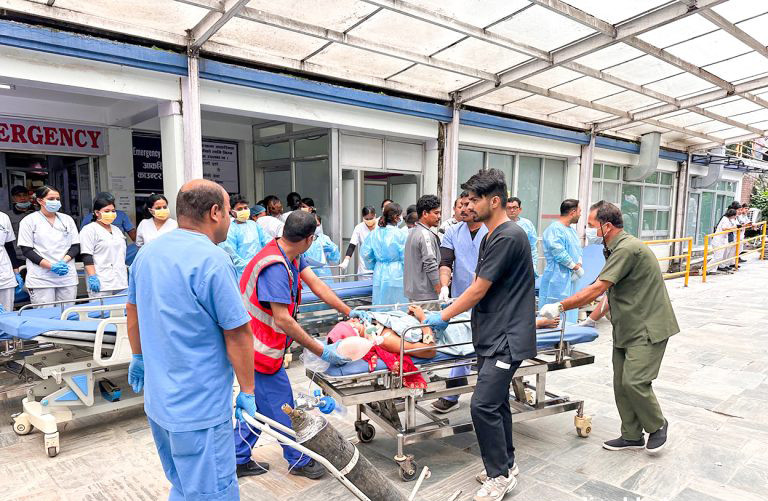 काभ्रे बस दुर्घटनाका घाइतेलाई धुलिखेल अस्पताल ल्याइयो