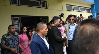 पत्नी र छोरीसहित चितवन पुगे प्रधानमन्त्री शाह
