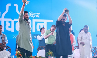 बालेनले मञ्चमै गगन थापा र प्रदीप ज्ञवालीलाई समात्न लगाए घण्टी, सँगै बजाएर गरे महाधिवेशन उद्घाटन