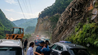 पानीधारामा सुख्खा पहिरो, मुग्लिन–नारायणघाट सडकखण्ड अवरुद्ध