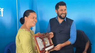 रास्वपाका केन्द्रीय सदस्यलाई प्रमाणपत्रसहित रविले दिए घण्टी उपहार
