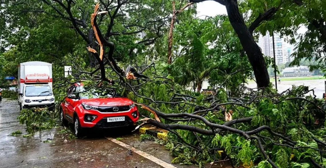 भीषण वर्षा र आँधीले सबै स्कुल-कलेज बन्द , एकै परिवारका  ४ जनाको मृत्यु