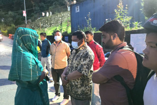 आत्मदाह प्रयास गरेका विवेकको स्वास्थ्य अवस्था बुझ्न कीर्तिपुर अस्पताल पुगे नारायणकाजी श्रेष्ठ