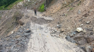 कोदारीको इकोमा सडक भासिँदा तातोपानी नाका पुनः ठप्प