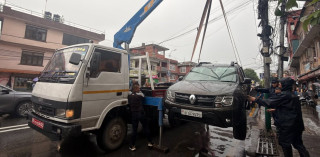 गगन थापाको घर अगाडिको शङ्कास्पद गाडी प्रहरीले क्रेन लगाएर हटायो