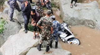 सिमखोलाले बगाएको स्कुटर भेटियो, चालक अझै बेपत्ता