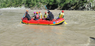 कर्णाली नदीमा गाडी दुर्घटना भएको १२ दिन बितिसक्दा पनि गाडी र सहचालक अझै बेपत्ता