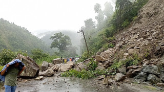 फिस्लिङमा पहिरो: नारायणगढ–मुग्लिन सडक अवरुद्ध, सवारी आवागमन ठप्प