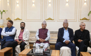 कांग्रेस इतर समूहको बैठक बस्दै