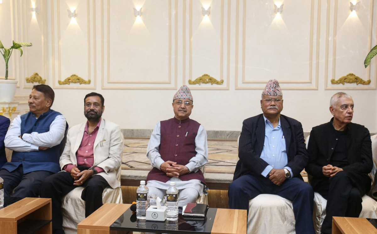 कांग्रेस इतर समूहको बैठक बस्दै